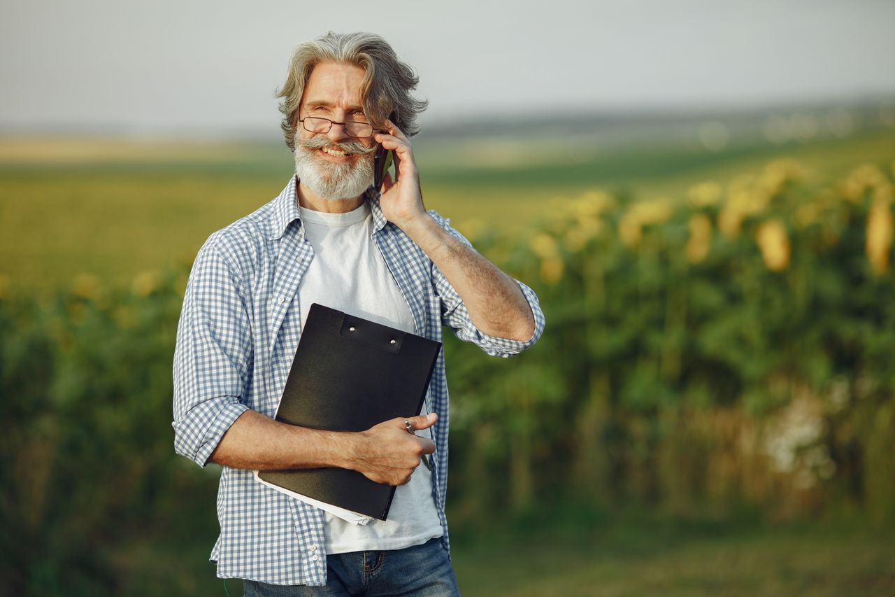 Man holding portfolio and discussing gold investment tips on the phone